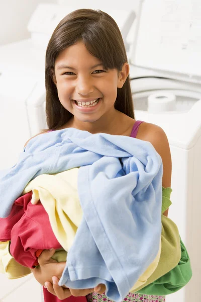 Νεαρή κοπέλα, κάνεις τη μπουγάδα — Φωτογραφία Αρχείου