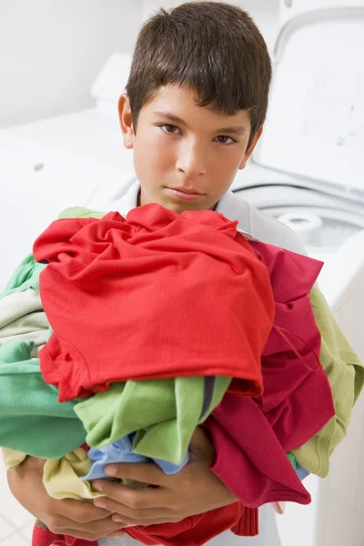 Ung Pojke Håller Hög Med Tvätt — Stockfoto