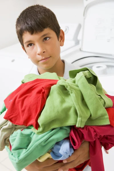 Ung Pojke Håller Hög Med Tvätt — Stockfoto