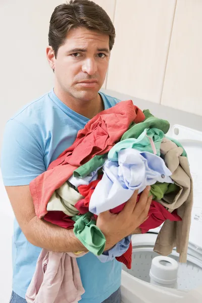 Homem perturbado fazendo lavanderia — Fotografia de Stock