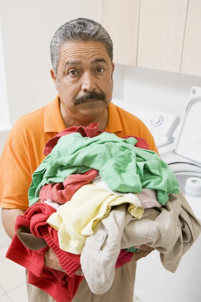 Człowiek robi pranie — Zdjęcie stockowe