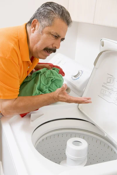 Mann Wäscht Wäsche — Stockfoto