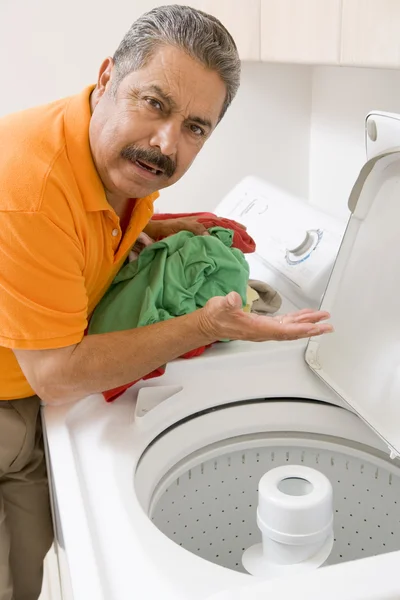 Çamaşırhane Yapıyor Adam — Stok fotoğraf