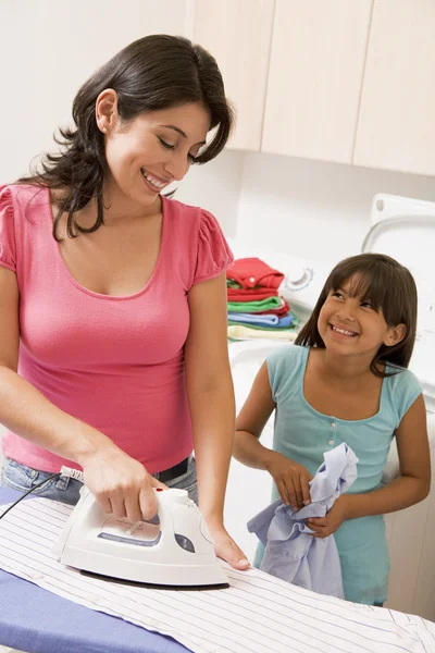 Mutter und Tochter bügeln — Stockfoto