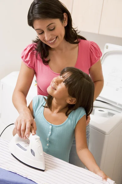 Mutter und Tochter bügeln — Stockfoto