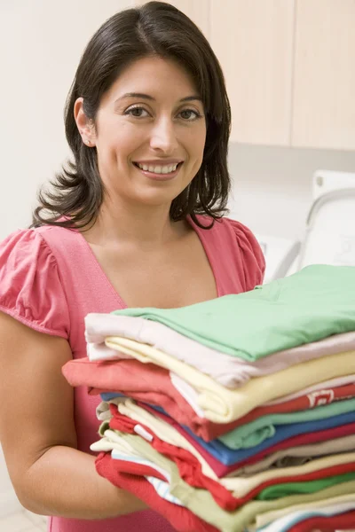 Mulher segurando lavandaria fresca — Fotografia de Stock