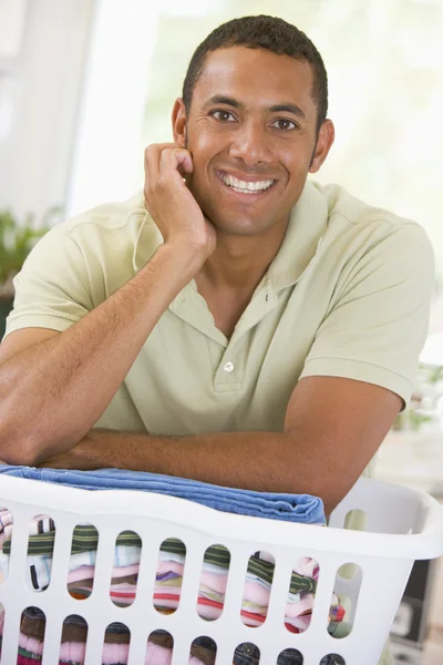 Człowiek, opierając się na pranie — Zdjęcie stockowe