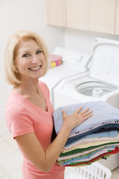 Frau Trägt Zusammengefaltete Wäsche — Stockfoto
