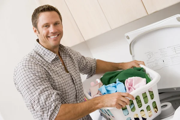 Людина робить прання — стокове фото