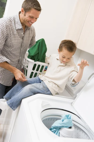 Pai e filho lavando roupa — Fotografia de Stock