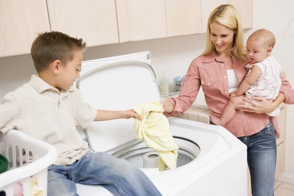 Mutter und Kinder beim Wäschewaschen — Stockfoto