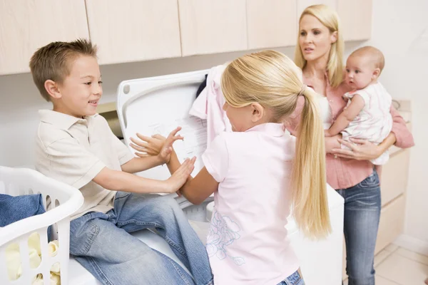 Siblings Fighting While Doing Laundry — Stock Photo, Image