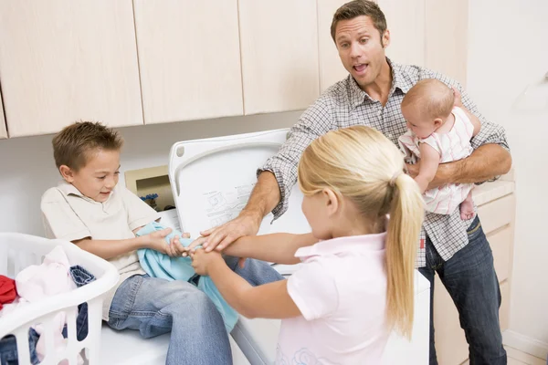 Father And Children Doing Laundry — Stock Photo, Image