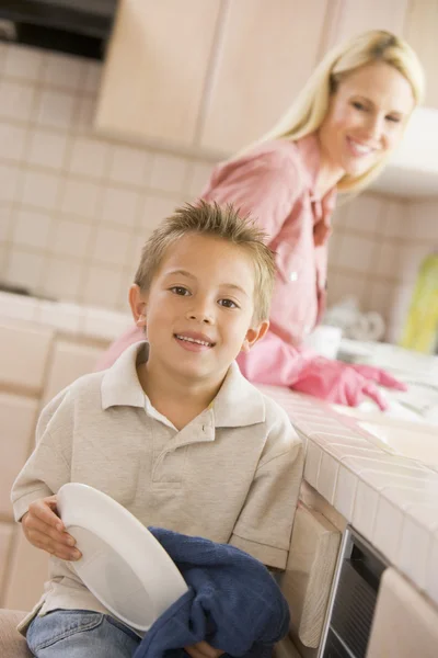 Mother Son Cleaning Dishes — Stock Photo, Image