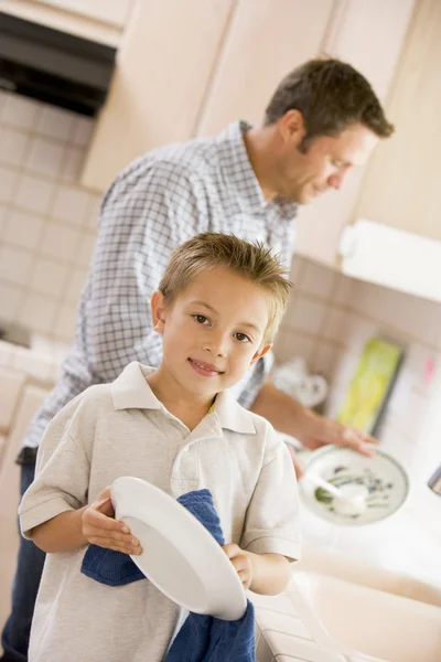 Vater und Sohn reinigen Geschirr — Stockfoto