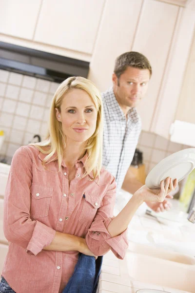 Manžel a manželka dělá nádobí — Stock fotografie