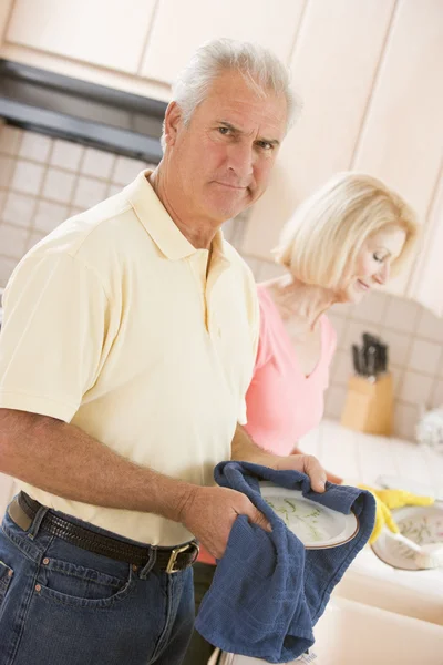 丈夫和妻子清洗盘子 — 图库照片