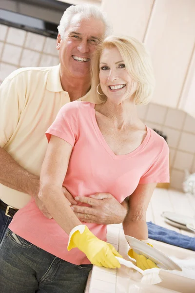 Husband And Wife Cleaning Dishes — Stock Photo, Image