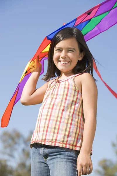 年轻女孩与户外微笑的风筝 — 图库照片