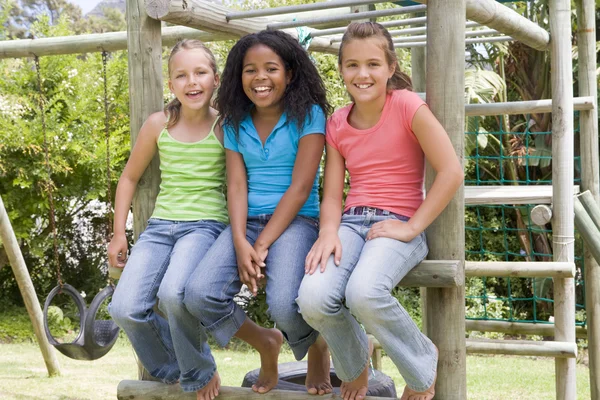Trzech Młodych Przyjaciół Dziewczynka Uśmiechający Się Plac Zabaw Dla Dzieci — Zdjęcie stockowe