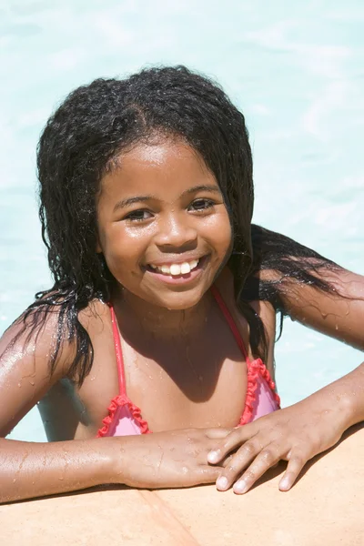 Young girl in swimming pool smiling — Stock Photo, Image