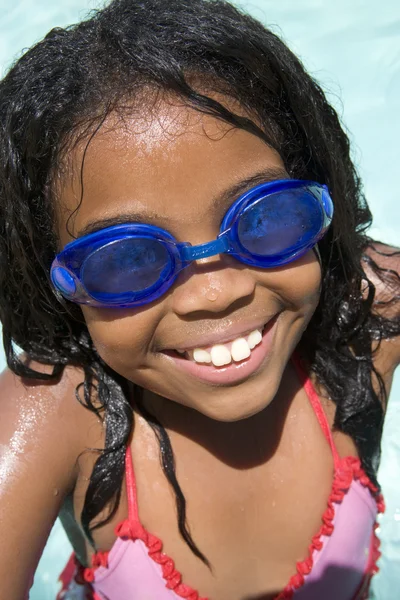 在游泳池戴着眼罩微笑的小女孩 — 图库照片