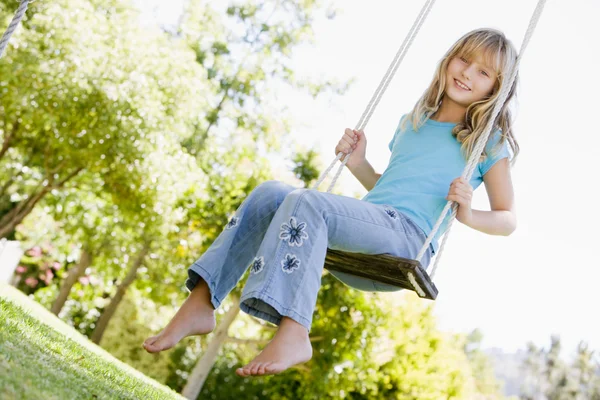Νεαρό Κορίτσι Που Κάθεται Στο Swing Χαμογελώντας — Φωτογραφία Αρχείου