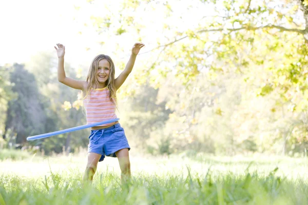 Chica joven con hula hoop al aire libre sonriendo — Foto de Stock