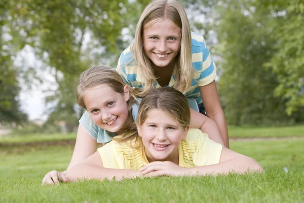 Tre Unga Flicka Vänner Staplas Varandra Utomhus Leende — Stockfoto