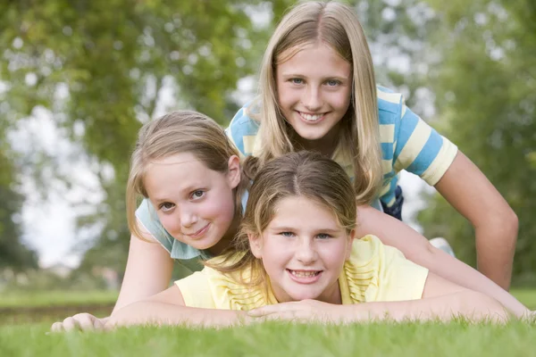 Drie Jonge Meisje Vrienden Opgestapeld Elkaar Buiten Glimlachen — Stockfoto