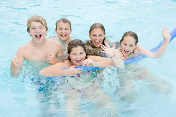 Pět Mladých Přátel Bazénu Hraní Úsměvem — Stock fotografie