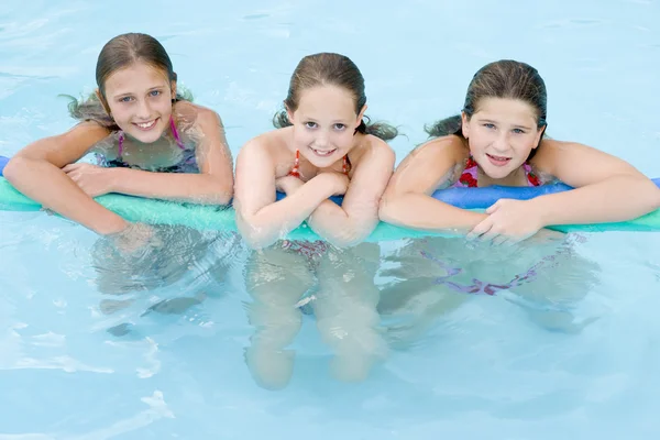 Tři Mladí Přátelé Dívka Bazénu Bazénem Nudle Smili — Stock fotografie