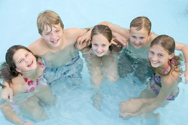 Cinco jovens amigos na piscina sorrindo — Fotografia de Stock