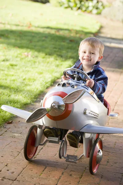 Tânăr băiat joc în aer liber în avion zâmbind — Fotografie, imagine de stoc