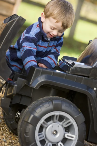 Młody Chłopak Gra Zewnątrz Zabawka Ciężarówka Uśmiechający Się — Zdjęcie stockowe