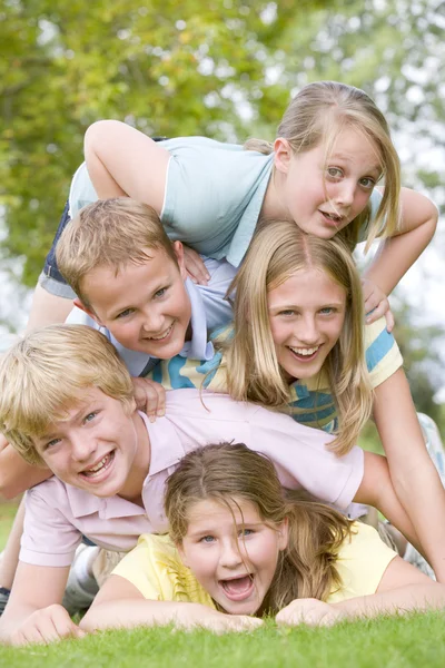 Fünf Junge Freunde Die Sich Freien Lächelnd Übereinander Stapelten — Stockfoto