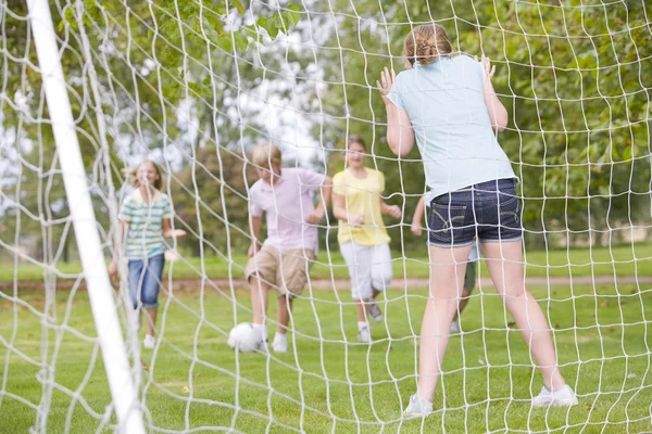 Fünf junge Freunde spielen Fußball — Stockfoto