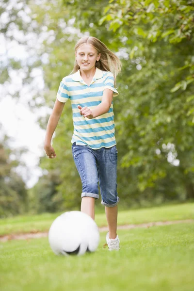 年轻女孩踢足球 — 图库照片