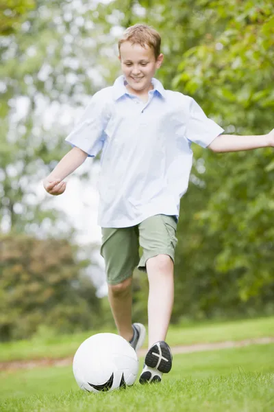 Молодий Хлопчик Грає Футбол — стокове фото