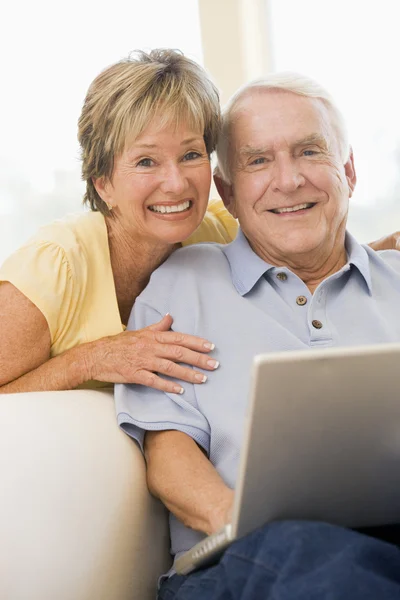 Couple Living Room Laptop Smiling — Stock Photo, Image