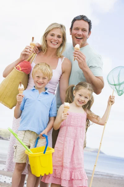 Famiglia Piedi Sulla Spiaggia Con Gelato Sorridente Foto Stock