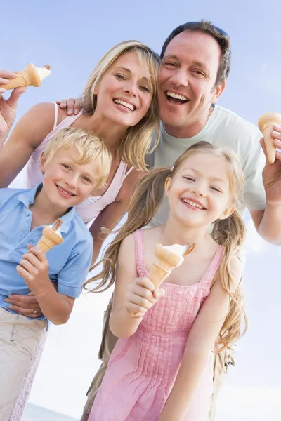 Familia Pie Playa Con Helado Sonriendo Imagen De Stock