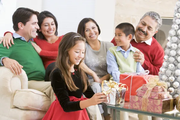 Família Sentada Sofá Frente Dos Presentes Natal Jovem Imagem De Stock