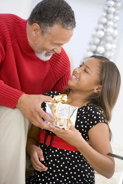 Dedesi Torununu Noel Hediye Veriyor — Stok fotoğraf