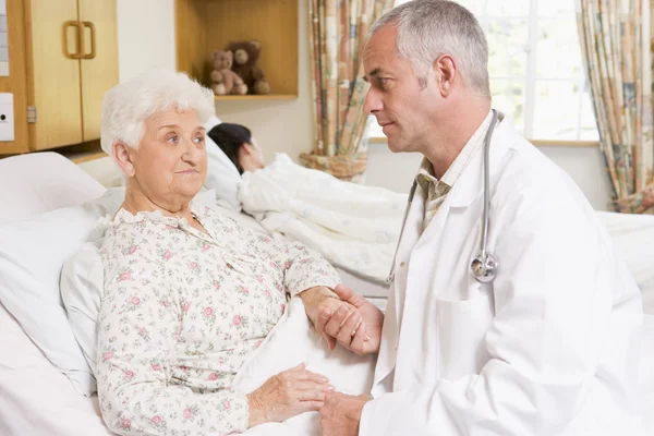 Arts Praten Met Senior Vrouw Patiënt Het Ziekenhuis Rechtenvrije Stockfoto's