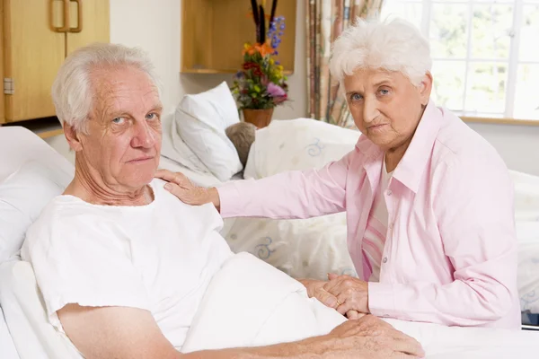 深刻な探している病院では 座っている年配のカップル — ストック写真