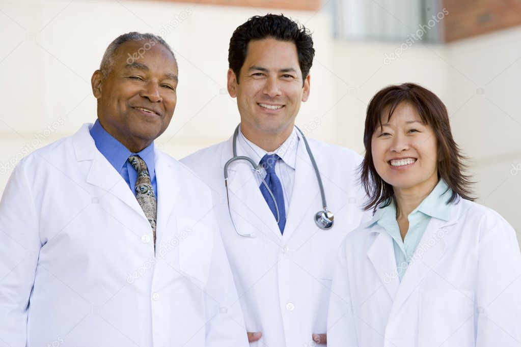 Three Doctors Standing Outside A Hospital — Stock Photo