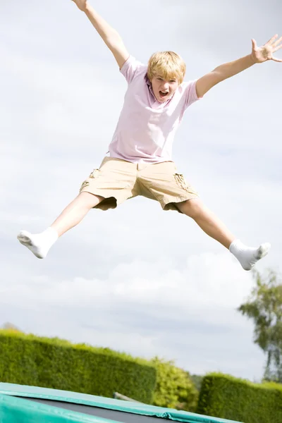 Junge Springt Lächelnd Auf Trampolin — Stockfoto