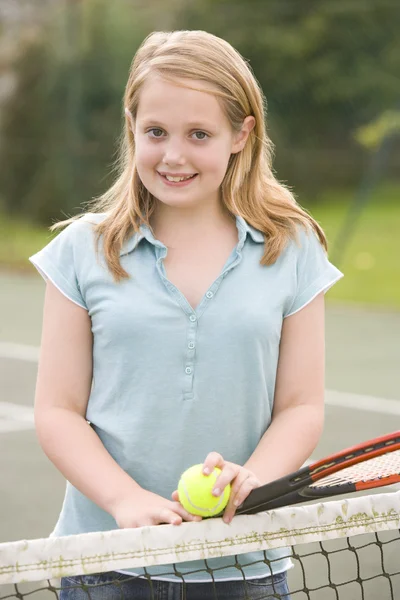 年轻女孩与球拍上网球法院微笑 — 图库照片