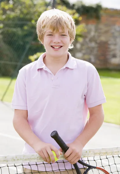 Junge Mit Schläger Auf Tennisplatz Lächelt — Stockfoto